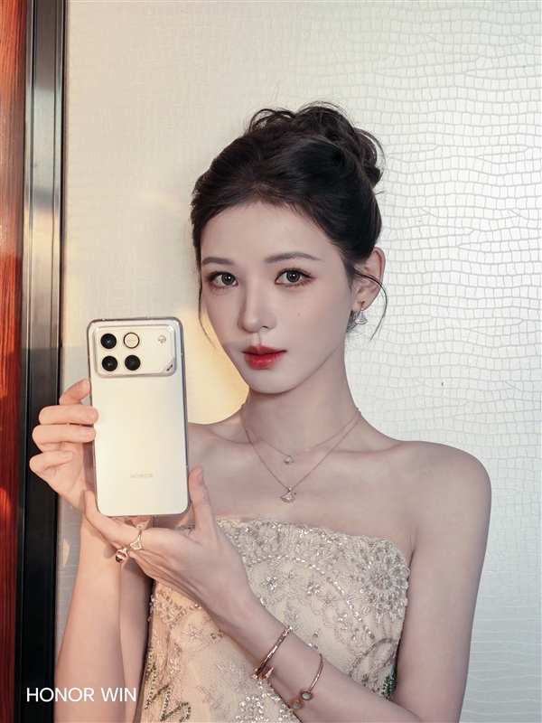 知名女星曬出榮耀WIN真機照 網友：人美 機器也美