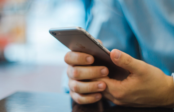 你會充滿再拔嗎 長期手機充電至100%會損傷電池