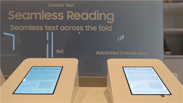 全球首款无折痕面板来了 三星发布全新折叠面板：一眼惊艳