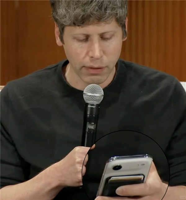 OpenAI CEO曬個人主力機 直言很酷：蘋果已怒降2500元！