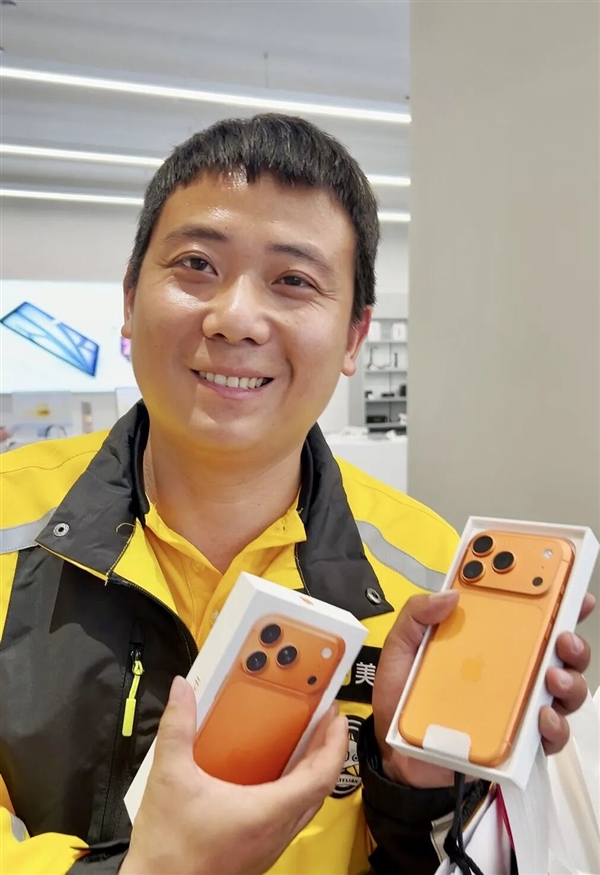 美團小哥獲10000元圓夢金 轉身給老婆買了iPhone 17 Pro