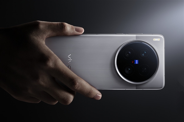 藍廠最強旗艦vivo X300 Ultra官宣：全大底三主攝 影像滅霸