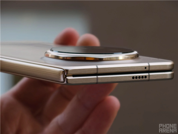 榮耀Magic V6真機圖賞：全球最輕薄大摺疊 老外被震撼到了