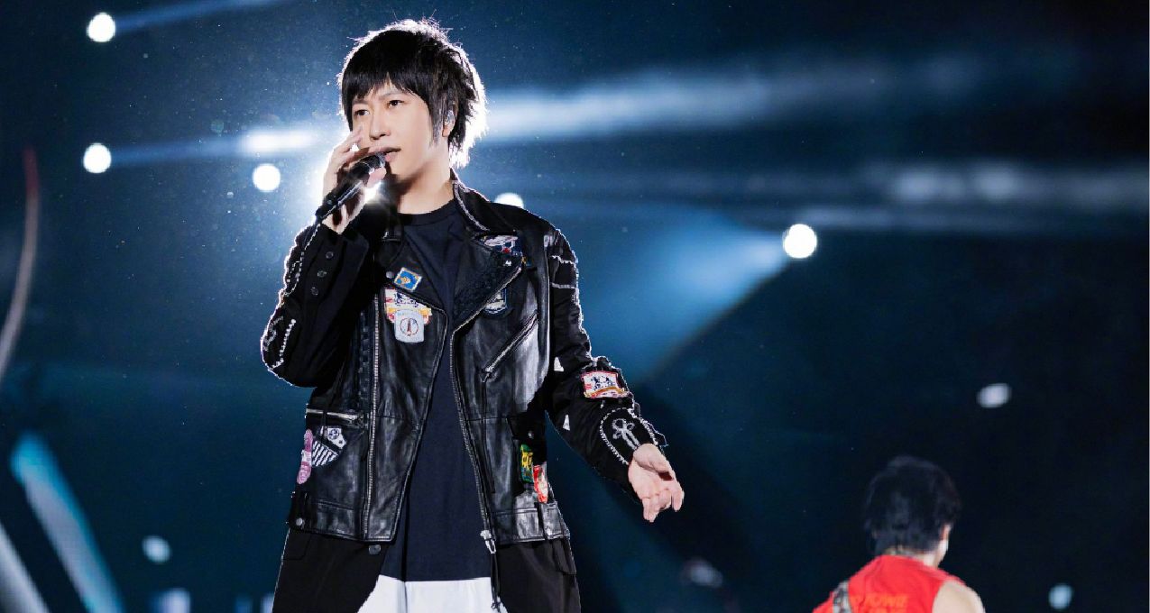 五月天直播巴黎真唱，被指站樁演唱、E6沒唱上去！