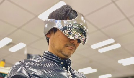 小岛秀夫收到网飞《三体》VR头显！戴着头显阅读《三体》原著