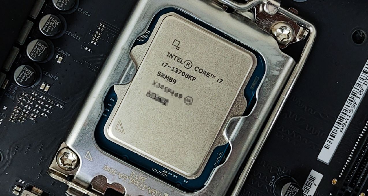 Intel i7-13700KF和AMD R7 7800X3D性能之争，谁更值得入手？