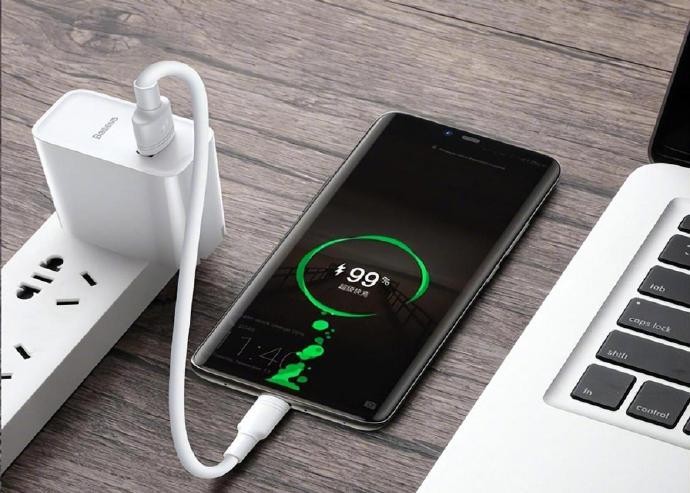 手機充電正確姿勢！充電時先插充電器再插手機