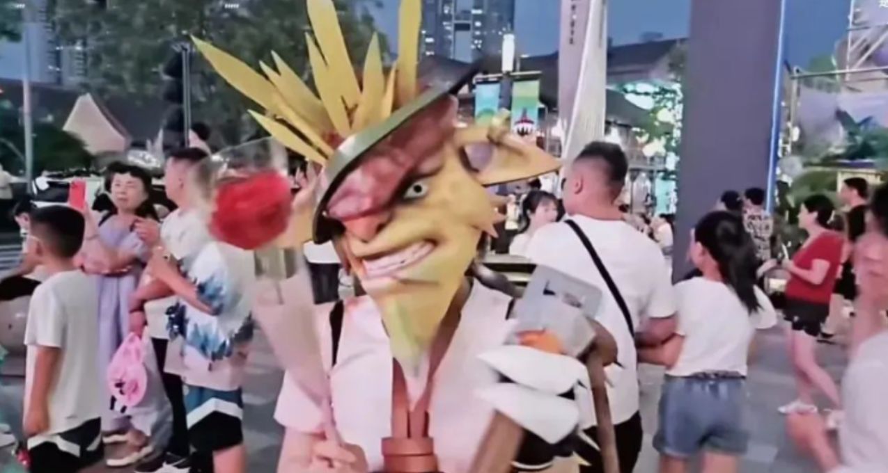 呆妹兒戶外直播cos鋼背獸，卻遭當地保安的驅趕