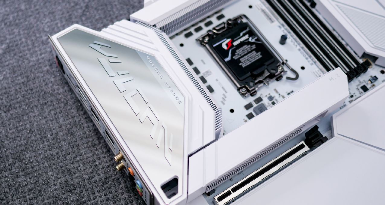 劍指高端，七彩虹超旗艦iGame Z790D5 VULCAN W 白火神主板評測