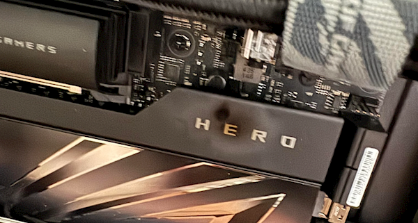 RTX 5090問題不斷：藍屏、黑屏、電源融化，再次燒燬電容！