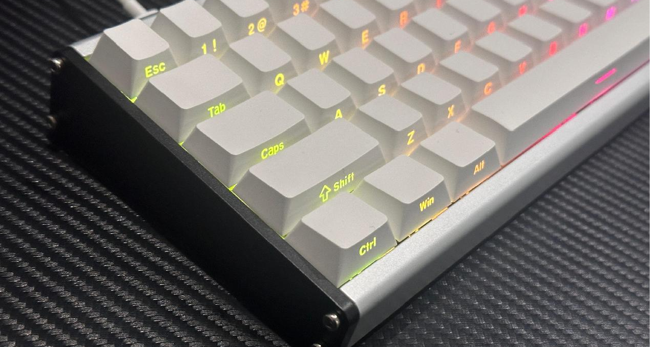 开年王炸！两张起180目阳极CNC铝坨坨磁轴键盘？——黑爵Alux68
