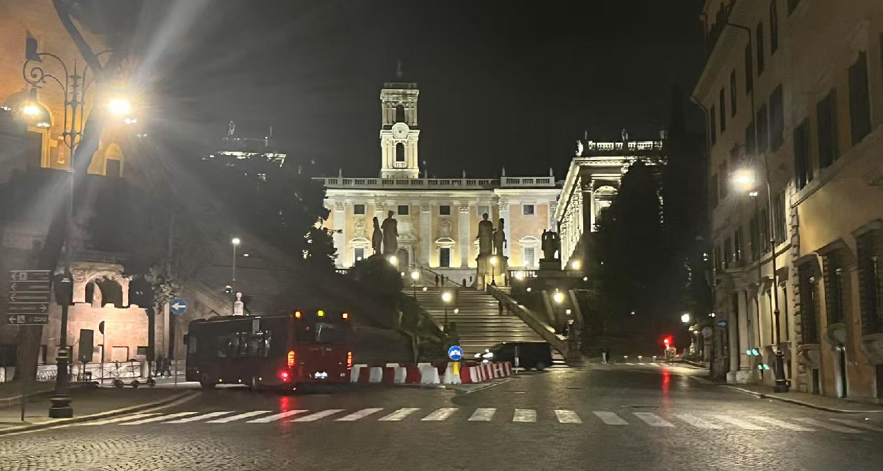 一個人坐公交車夜遊“鬼城”羅馬是什麼樣的體驗？