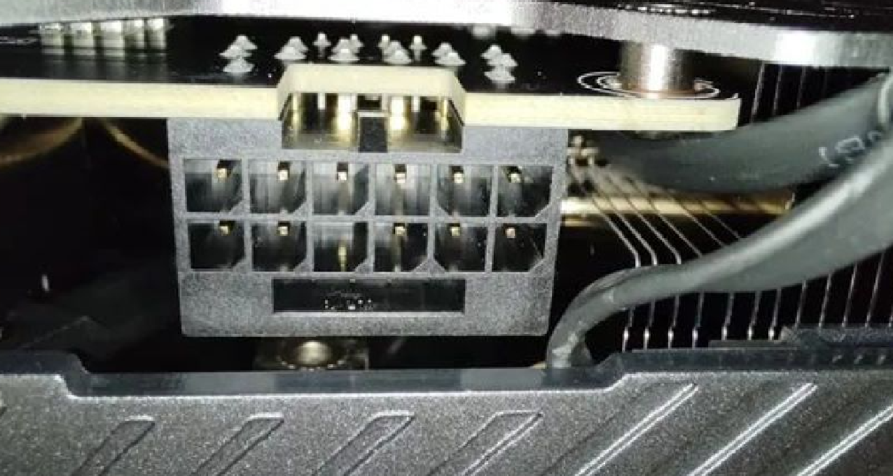 RTX 5090突然深夜啸叫！一看电容吓一跳