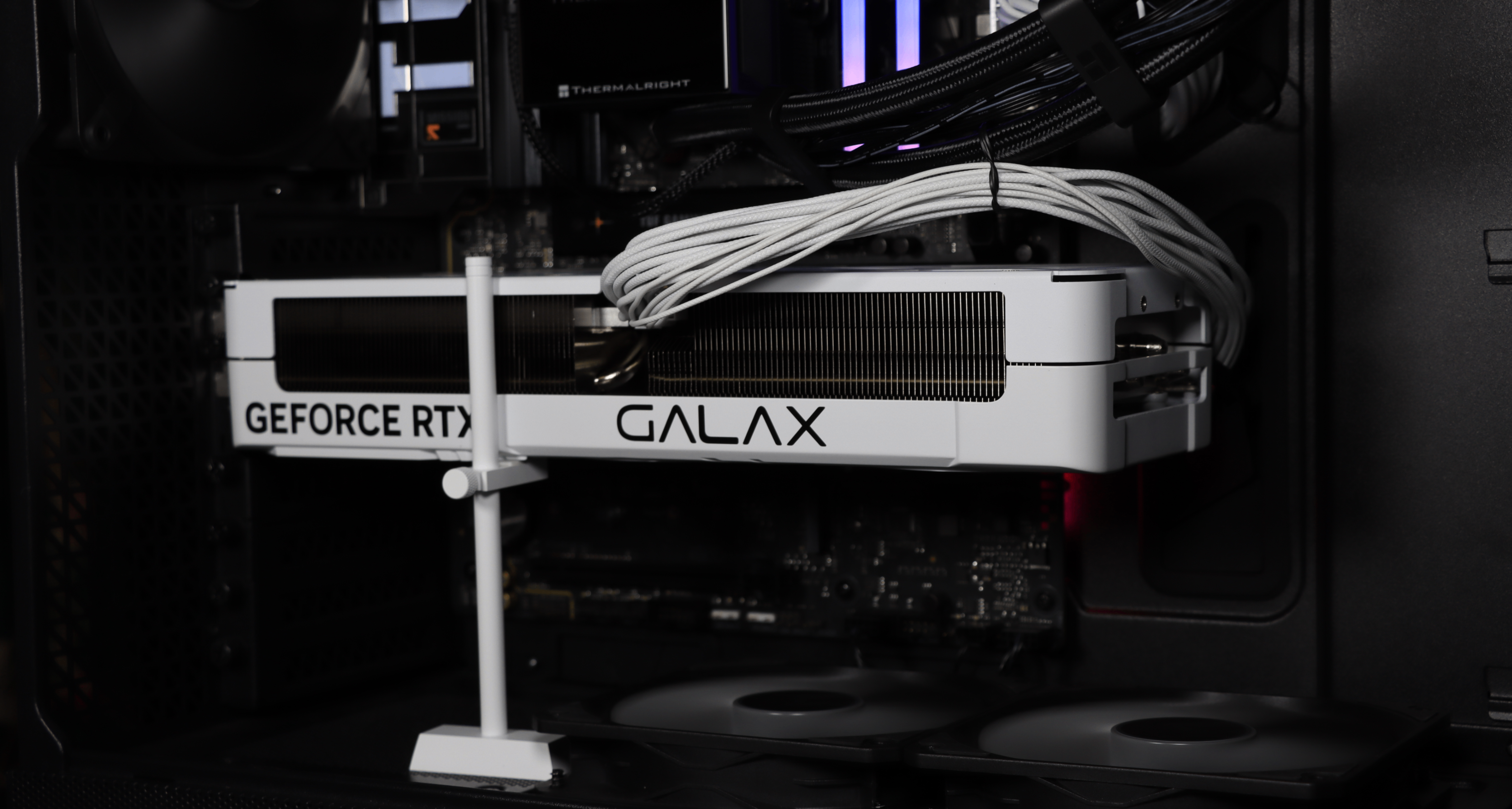 影馳 RTX 5080 金屬大師 白金版 OC 實測！