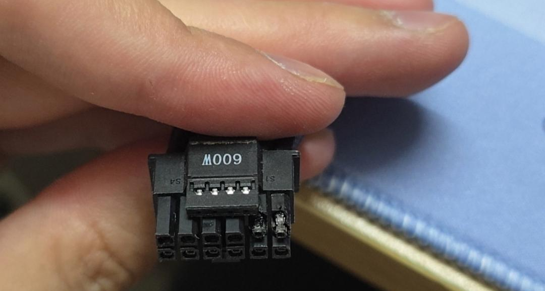 又见“烧烤”？RTX 5090D出现供电接口熔毁现象