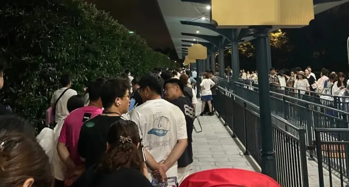夜排14小時只爲搶“娃”！上海迪士尼新品遭瘋炒，樂園緊急叫停