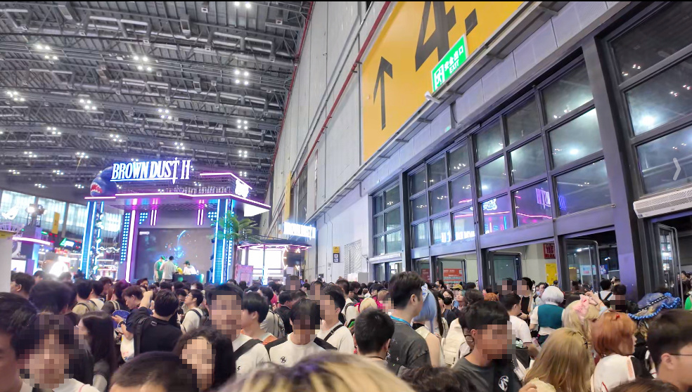 看Coser時你的手在幹嘛？那當然是在打電動了