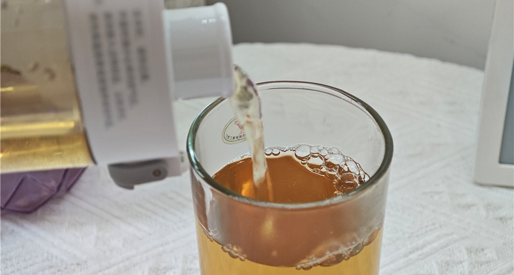 米家便携水杯体验：一键开盖，轻巧实用