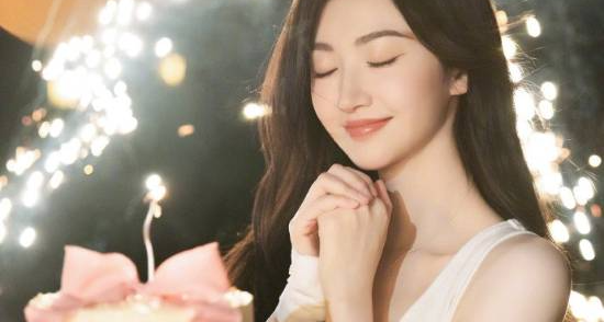 37 岁景甜庆生美照曝光！长发披肩宛如女大学生，状态超好
