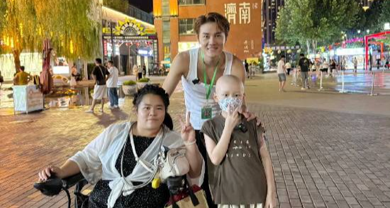 吴克群回应帮患病母子卖花：看起来很笨，但我信笨蛋也能改变世界