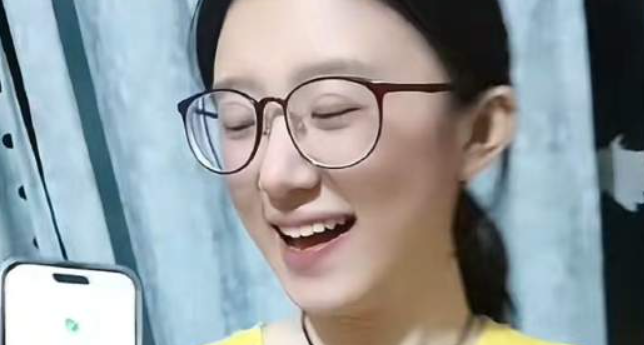 这个训斥女儿打游戏的较真阿姨，一个行为让网友们集体破防了