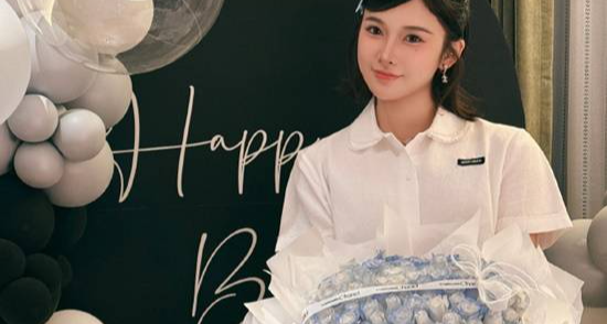 28 岁吴艳妮晒生日照！笑容灿烂，衣服很现显青春气息