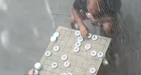 棋差一招后，大爷雨中复盘四小时：输赢之间，皆是热爱