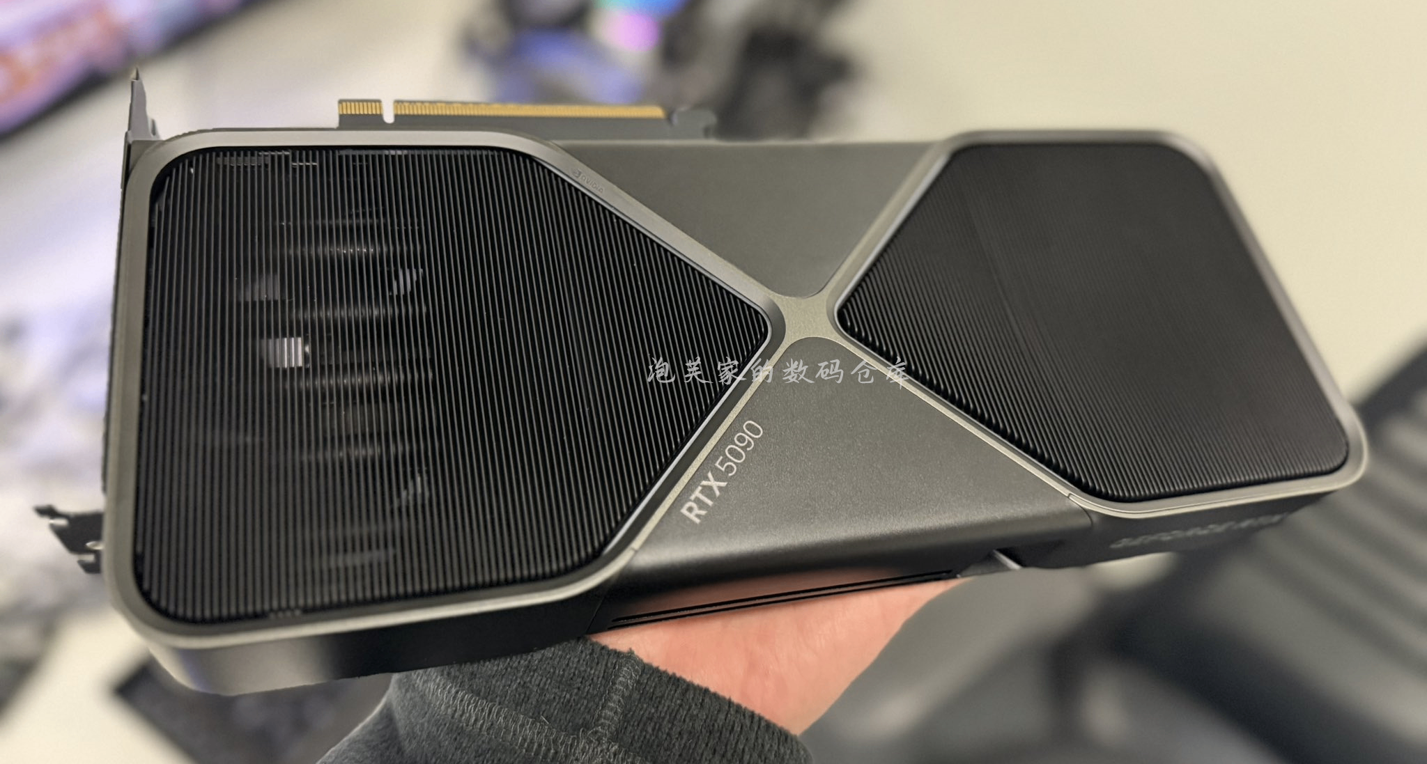 滿血版旗艦卡是何體驗？RTX5090到手開箱與性能實測 就是功耗嚇人