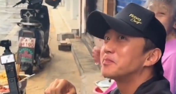 邓超担任鹿晗演唱会嘉宾间隙，又去买“一毛钱奶奶”凉菜了