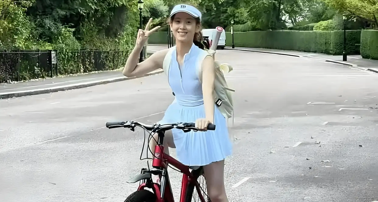 31岁章泽天近照曝光，穿网球服骑车少女感十足，和刘强东穿情侣鞋