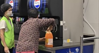 離譜！武漢山姆一顧客用自帶水桶續杯飲料，工作人員勸阻無效