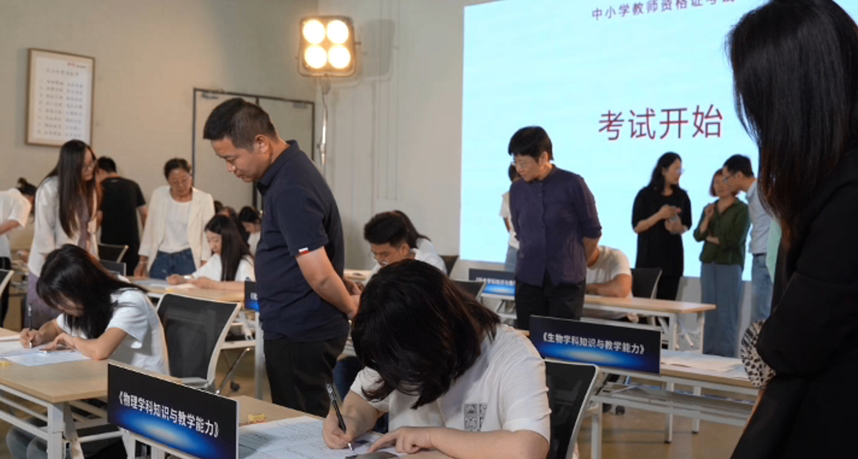 新面孔！首個 AI 通過教師資格證考試，所有科目成績在 100 以上