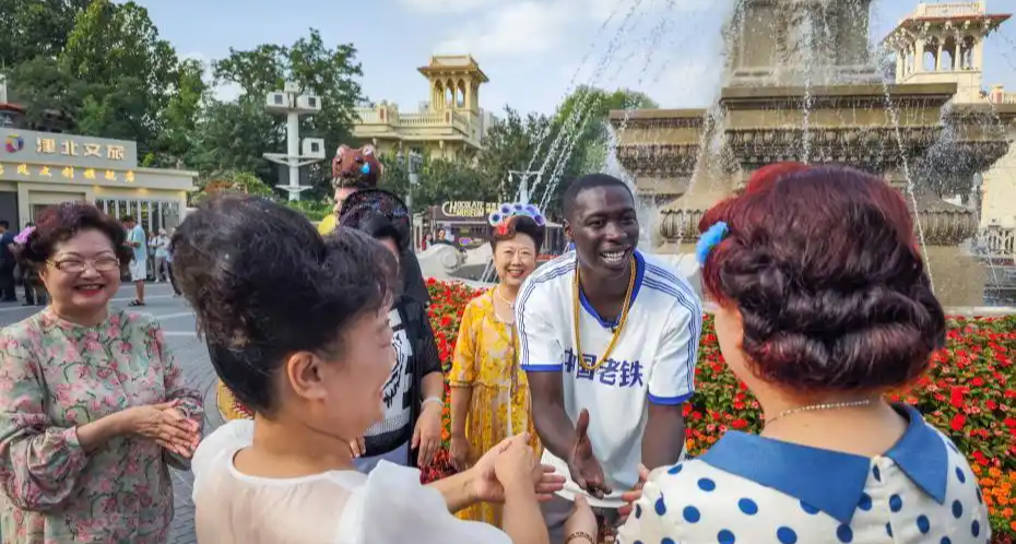 網紅無語哥天津行被大姨團團圍住，相聲演員曹雲金教他打快板
