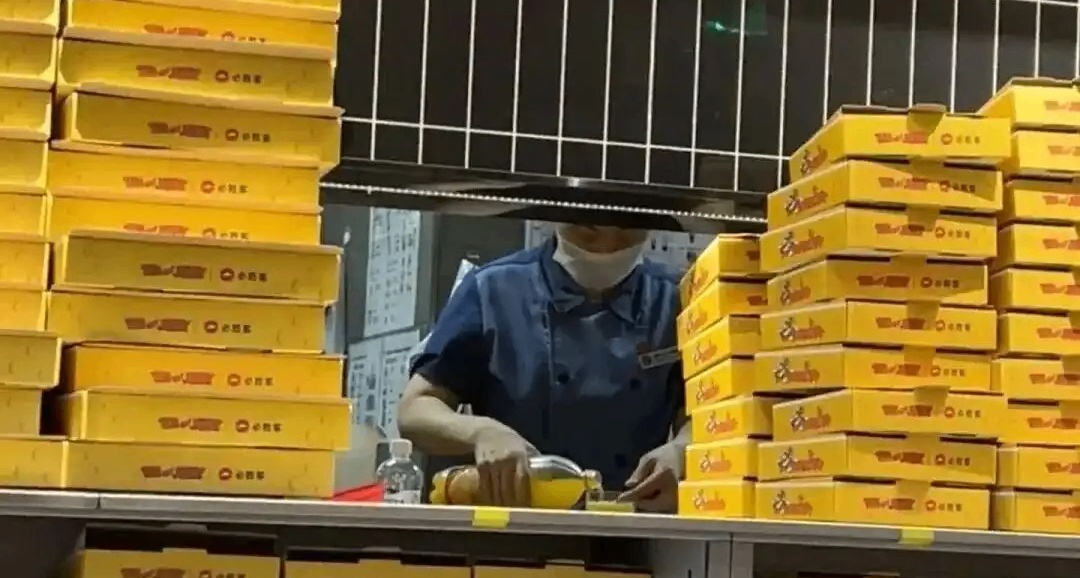 必胜客 19 元橙汁是果粒橙加冰！客服回应：确实是果粒橙饮料