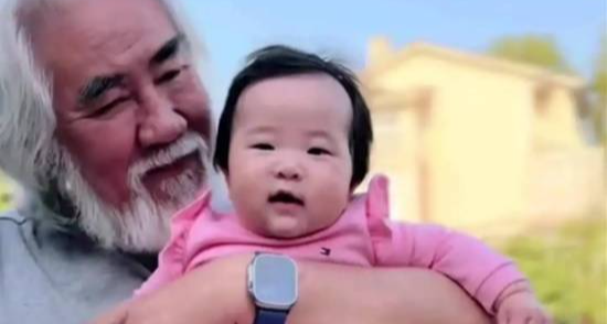 74 歲張紀中跟 1 歲女兒同框，網友調侃：大腦門太像了！