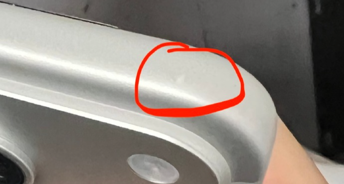 第一批 iPhone 17 貼膜受害者出現了！貼膜器也能劃傷邊框