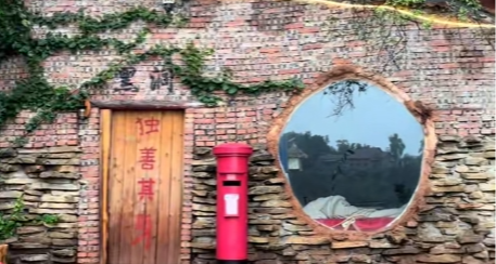 四川男子崖下洞居5年，官方回应：不违规，劝导搬离但他不愿意