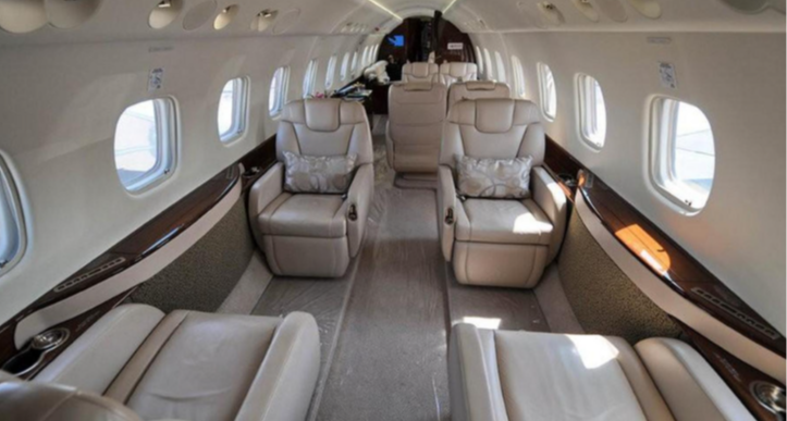 少见！美国男子在餐厅吃晚饭开飞机回家，直接在公路起飞