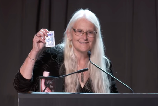 给母乳加蒜香，给牛刷斑马线，今年的搞笑诺贝尔奖味太冲了。。