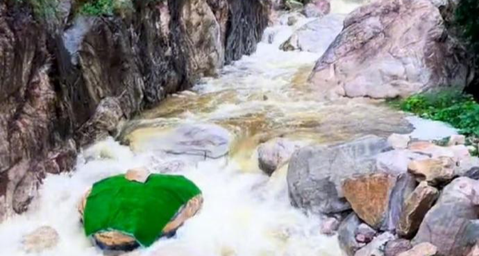 太逼真！嵩山景区巨型蛇头被覆盖，官方：后续将换彩绘样式