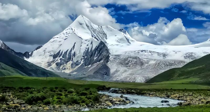 始祖鸟喜马拉雅放烟花引争议，植物博士：草毡层修复很难