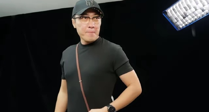 王自如晒 479 元苹果 17 挂绳上身效果，网友直言割韭菜