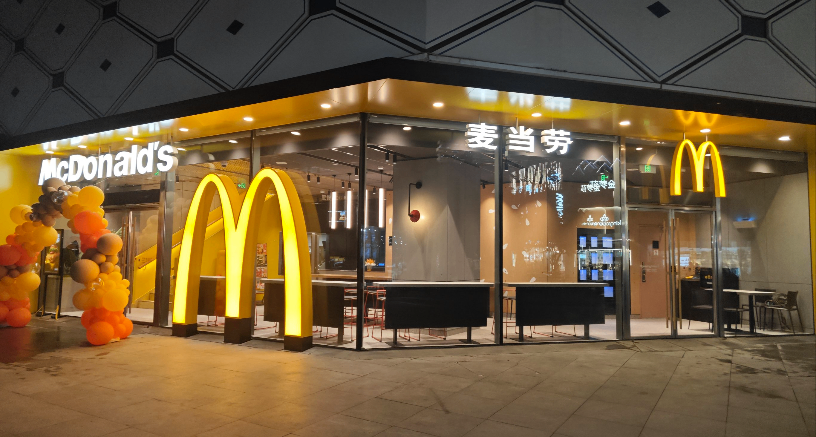 不到 1.5 元的矿泉水麦当劳卖 8 元，员工：公司定价的，没权限管