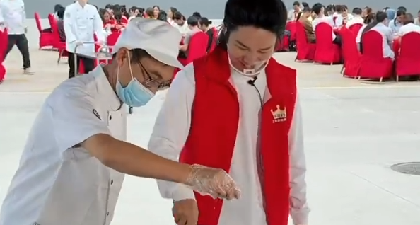 00 后老板请上百名员工搂席！菜品丰富，还有辣条辣子鸡、炒虾