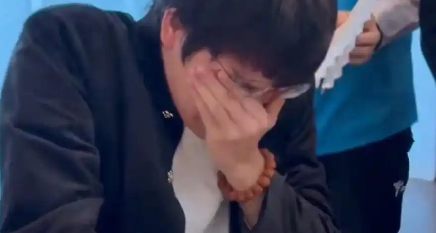 柯潔衛冕棋聖！2 比 1 險勝屠曉宇，奪冠後爆哭，冠軍獎金60萬元