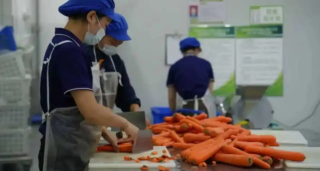 “妈妈食堂”开启！160名家长进校园帮厨，家长干活更有干劲