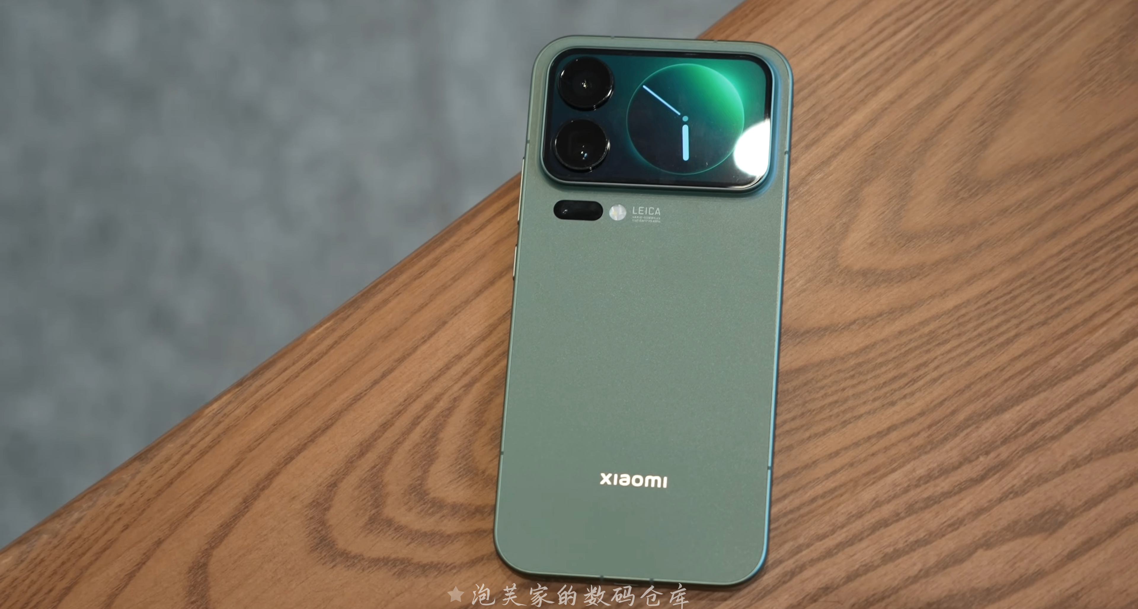 誰更ProMax 小米17PM體驗 PK蘋果17PM 差價4000起 這理由選它夠嗎