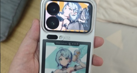 痛機！小米 17 Pro 背屏成“痛機”新寵！二次元玩法帶火銷量