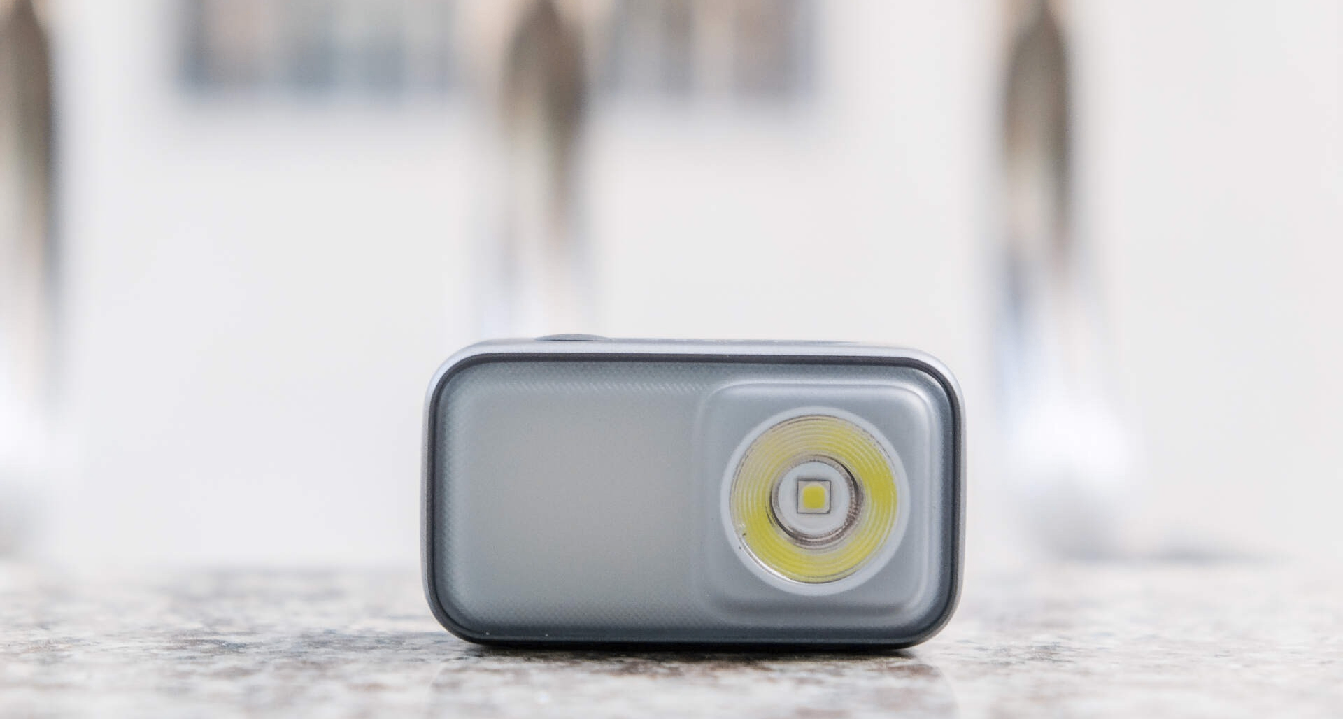 別帶一堆燈了！這盞600流明、百米射程的米家神燈，夠用所有場景