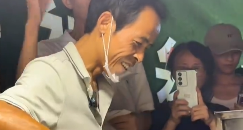 摊主提前 3 小时占位置挨着鸡排哥：很支持他，大家都共利了